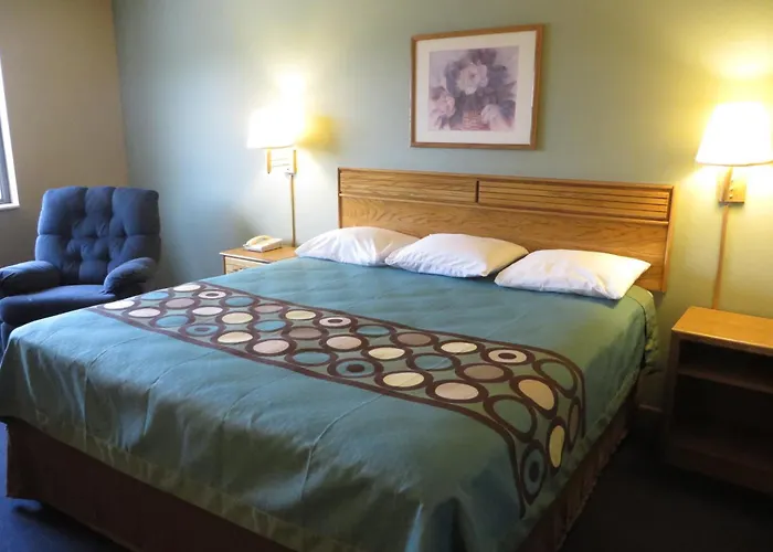 Super 8 By Wyndham Macomb