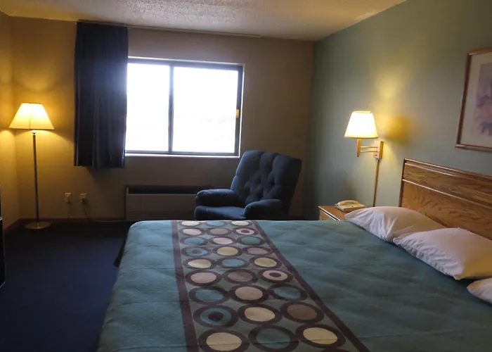 Super 8 By Wyndham Macomb