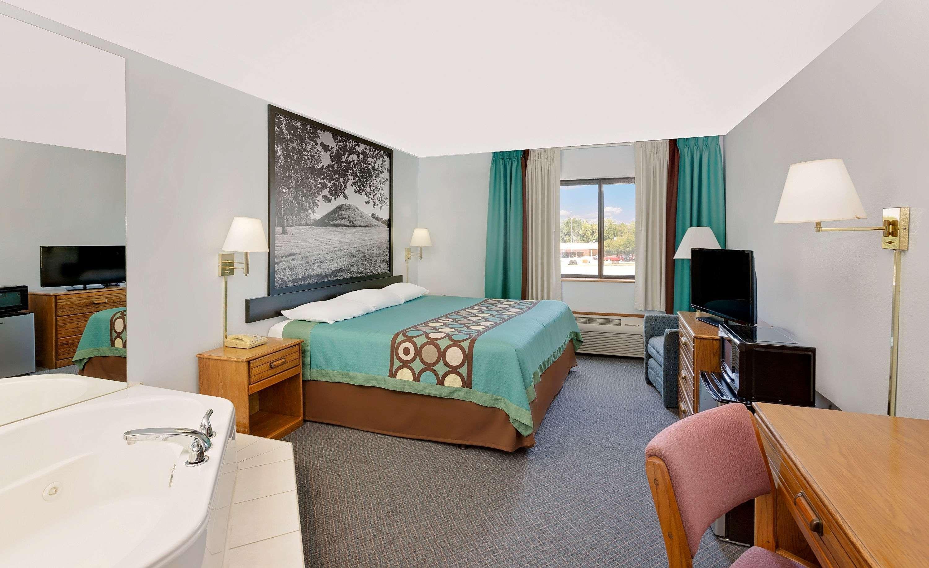 Super 8 By Wyndham Macomb