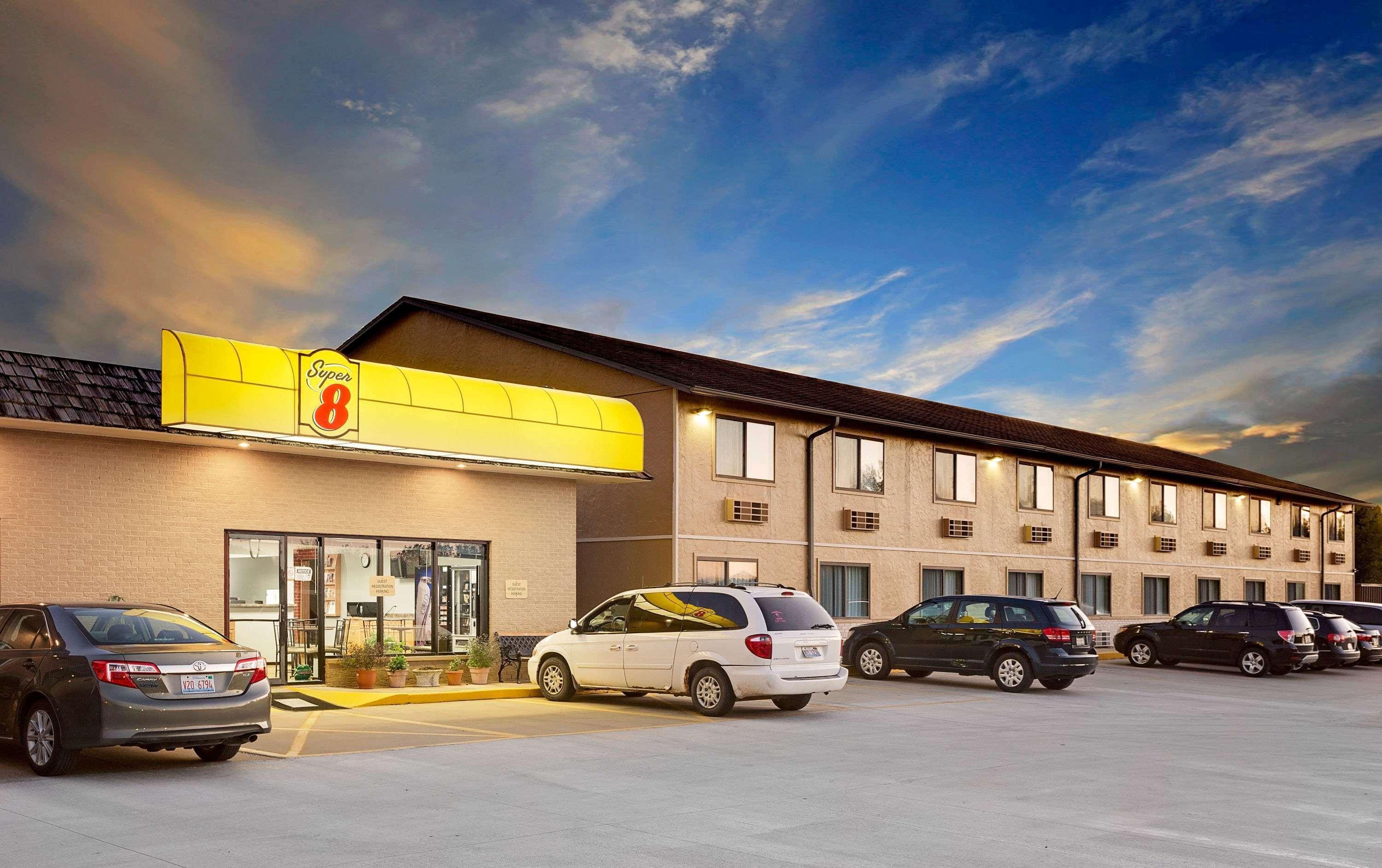 Super 8 By Wyndham Motel Macomb