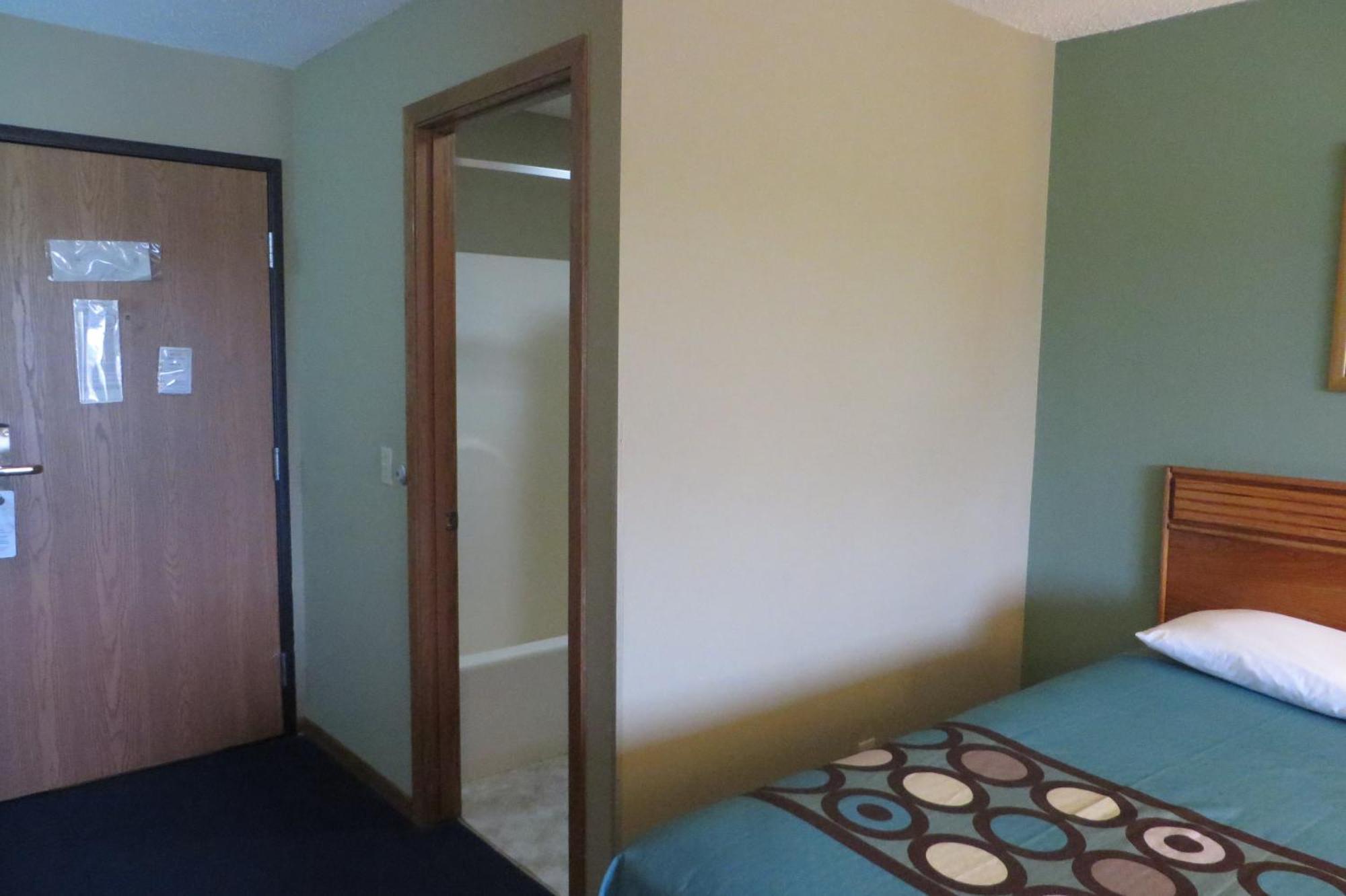 Super 8 By Wyndham Macomb
