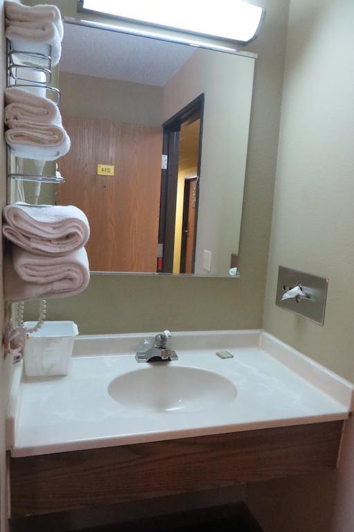 Super 8 By Wyndham Motel Macomb