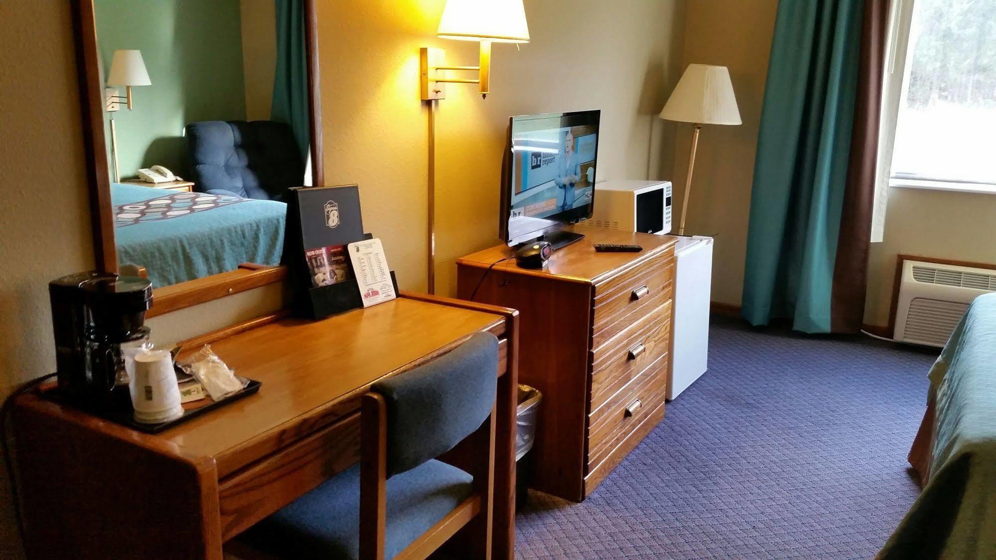 Super 8 By Wyndham Motel Macomb