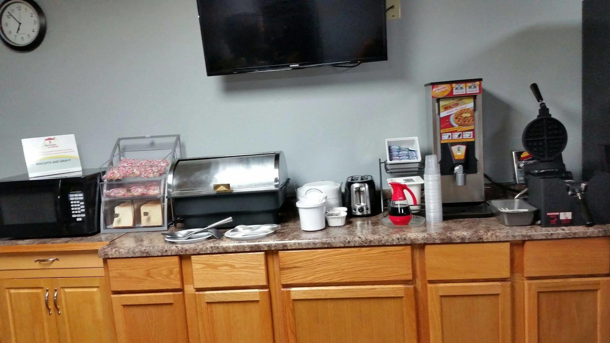 Super 8 By Wyndham Motel Macomb